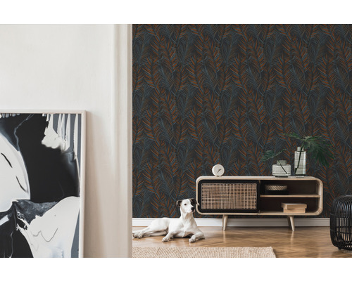 Salon avec papier peint à motifs, commode et chien