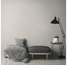 Dekoratives Zimmer mit Sitzhocker, Stehlampe und Beistelltisch