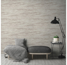 Dekoratives Interieur mit gemusterter Tapete, Bank und Stehlampe.
