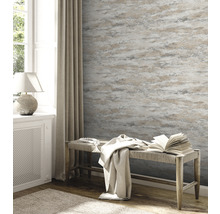 Raumansicht mit gemusterter Tapete, Bank und Fenster
