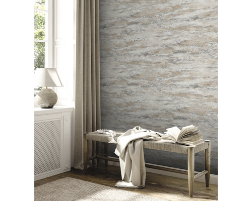 Raumansicht mit gemusterter Tapete, Bank und Fenster