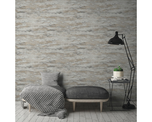 Raumansicht mit gemusterter Tapete, Bank und Stehlampe