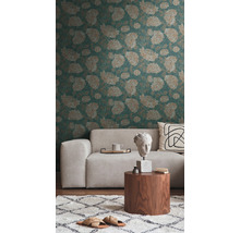 Salon avec papier peint à motifs, canapé et décorations sur une table en bois