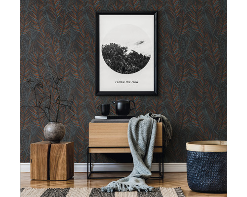 Pièce décorative avec papier peint à motifs, commode, image et accessoires