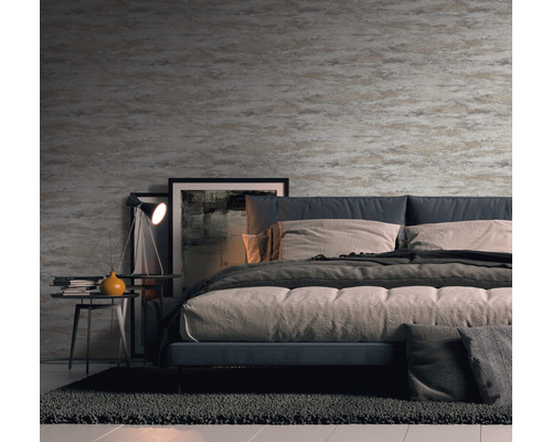 Schlafzimmer mit gemusterter Tapete, Bett, Nachttisch und Teppich