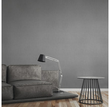 Wohnzimmer mit grauer Tapete, Sofa, Stehlampe und Beistelltisch