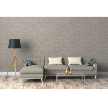 Wohnzimmer mit grauer Textiltapete, Sofa und Stehlampe