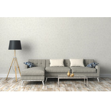 Wohnzimmer mit grauem Sofa, Stehlampe und Holzboden