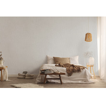 Chambre avec lit et papier peint à motifs pour une ambiance chaleureuse