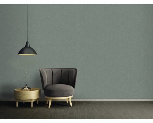 Innenraum mit Sessel, Lampe, Wand und Beistelltisch