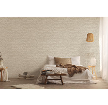 Schlafzimmer mit Bett und gemusterter Tapete in Steinoptik