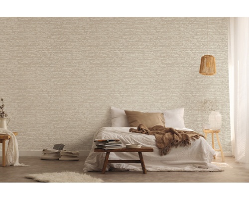Chambre avec lit et papier peint à motif de pierre