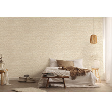 Schlafzimmer mit einer Wandtapete in Steinoptik und einem Bett