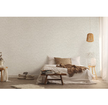 Schlafzimmer mit Bett und gemusterter Tapete für ein gemütliches Ambiente