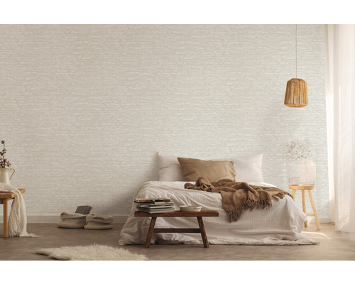 Chambre avec lit et papier peint à motifs pour une ambiance chaleureuse