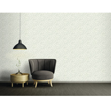 Dekoratives Interieur mit floraler Tapete, Sessel und Lampe