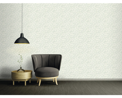 Dekoratives Interieur mit floraler Tapete, Sessel und Lampe