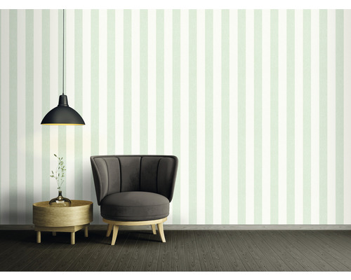 Einrichtungsidee mit gestreifter Tapete, Sessel und Lampe