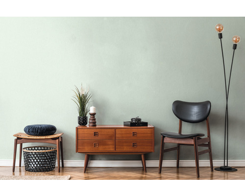 Wohnzimmer im Retro Stil mit Holzkommode, Stuhl und Stehlampe