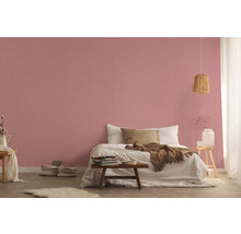 Schlafzimmer mit Bett und tapezierter Wand