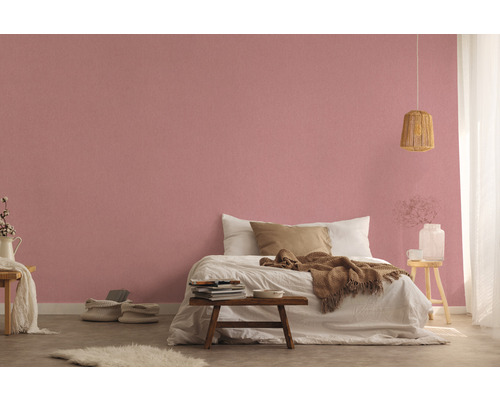 Chambre à coucher avec lit et mur tapissé