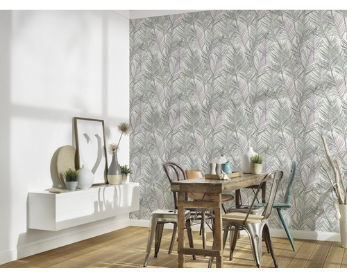 Esszimmer mit Esstisch, Stühlen und Wand mit Blättertapete