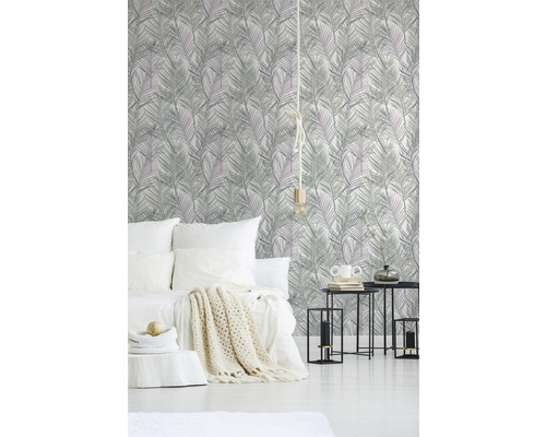 Schlafzimmer mit gemusterter Tapete, Bett, Beistelltischen und Dekoration