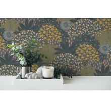 Papier peint décoratif à motif floral, combiné avec une bougie, un pichet argenté et de l''eucalyptus sur une table blanche.
