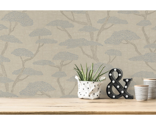 Papier peint avec motif d''arbres servant de toile de fond à des décorations sur une table en bois