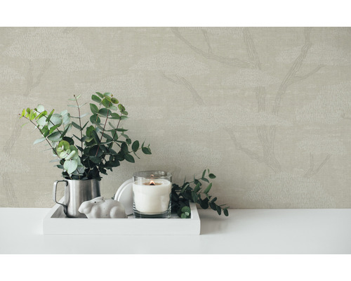 Scène décorative avec papier peint, bougie et plante en pot