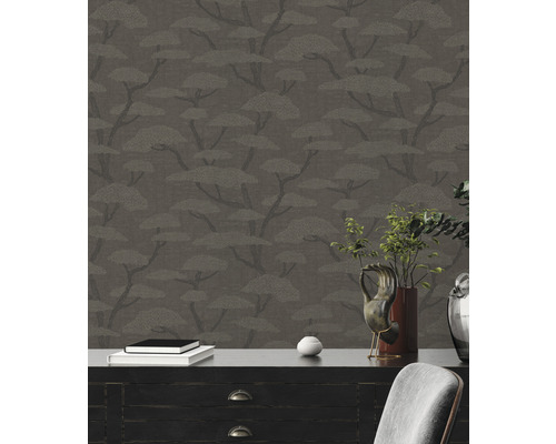 Salon avec papier peint à motifs d''arbres et commode