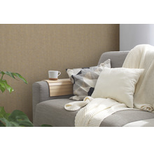 Wohnzimmer mit Couch, Kissen und Dekorationsgegenständen