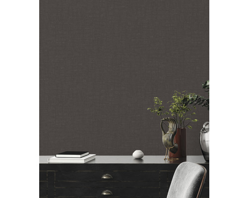 Dekoratives Zimmer mit Kommode, Büchern, Vasen und Textiltapete