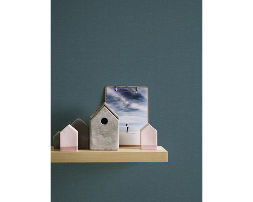 Maisons décoratives et une photographie sur une étagère