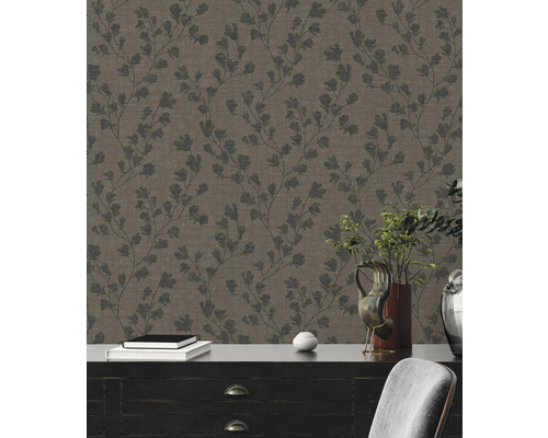 Tapete mit Pflanzenmuster an einer dunklen Kommode