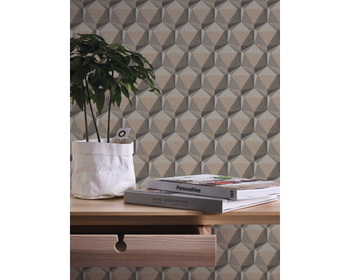 Zimmeransicht mit geometrischer Tapete, Pflanze, Büchern und Tisch