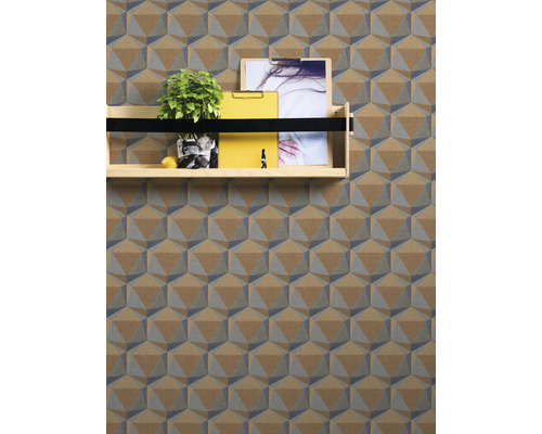 Wand mit geometrischer 3D-Tapete und einem Regal mit Dekorationen