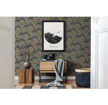 Exemple d''aménagement avec papier peint à motifs floraux, commode en bois, décoration et cadre photo.