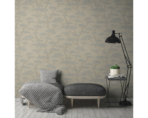 Pièce à vivre avec papier peint à motif d''arbre, chaise, tabouret et lampadaire