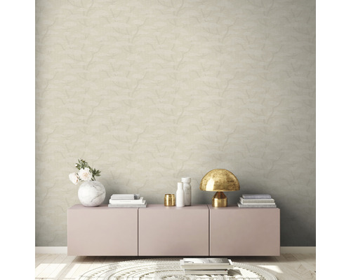 Salon avec papier peint à motifs, commode et décorations.