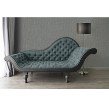 Chaiselongue mit Knopfheftung neben Stehlampe und Vorhang