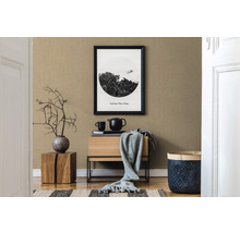 Dekorative Wandgestaltung mit Möbeln und Accessoires in einem modern eingerichteten Raum.