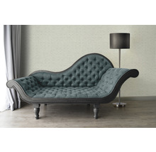Chaiselongue mit Knopfheftung und Stehlampe in einem Wohnzimmer
