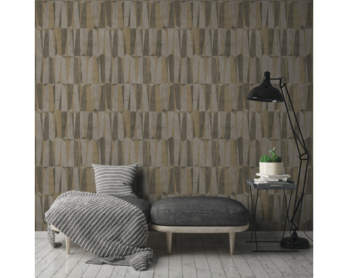 Raumansicht mit gemusterter Tapete, Sitzgelegenheit und Stehlampe