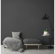 Wohnzimmer mit Tagesbett, Hocker, Beistelltisch und Stehlampe