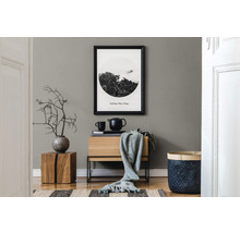 Modernes Interieur mit Holzmöbeln, Dekoration und gerahmtem Bild