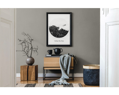 Modernes Interieur mit Holzmöbeln, Dekoration und gerahmtem Bild