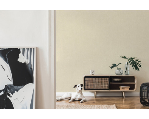 Heller Wohnraum mit gelber Tapete, Kommode und Hund