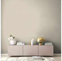 Wohnzimmer mit rosa Sideboard, Lampe und Dekoration