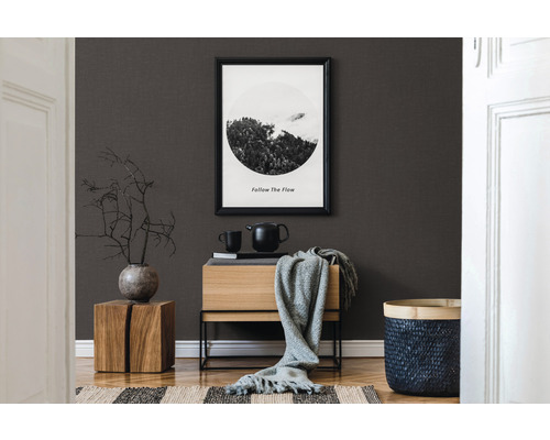 Einrichtungsbeispiel mit Kommode, Dekoration und Wandbild